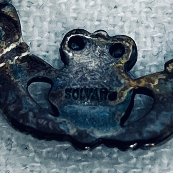 Sol d'or Silver Tone Claddagh Brooch - Picture 4 of 7